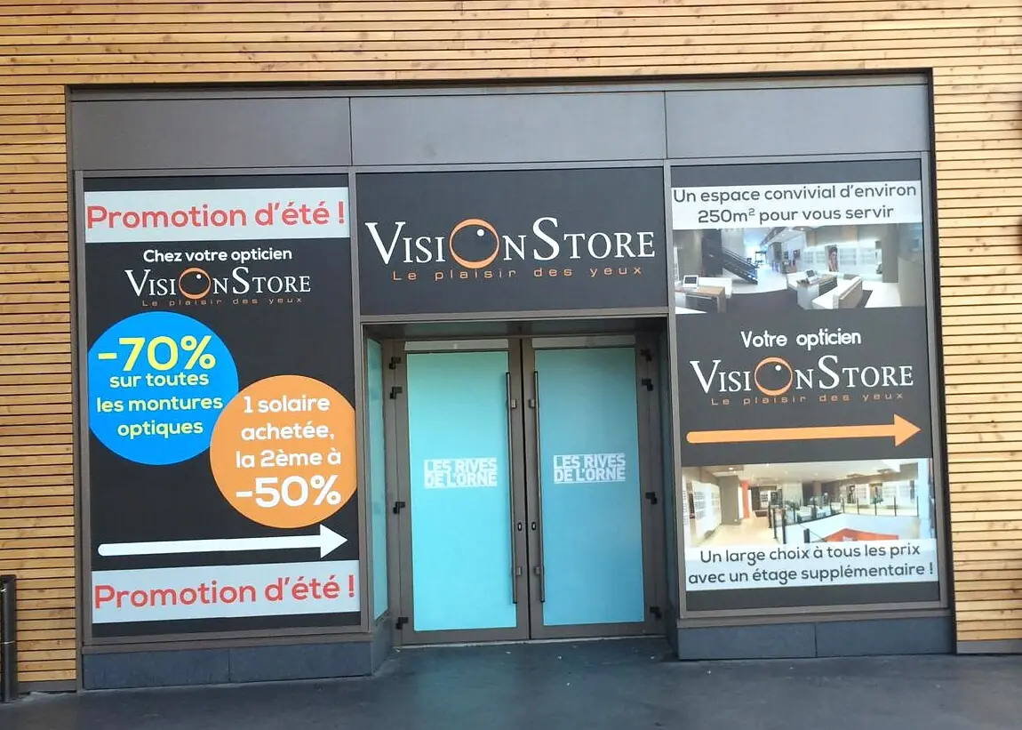 Façade du magasin Vision Store habillée d’adhésifs imprimés